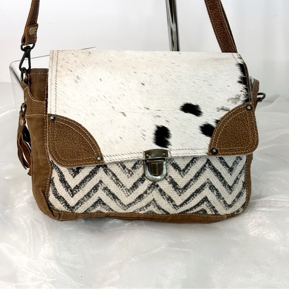 Myra Bag PEARL FUSION MESSENGER BAG - Picture 2 of 4